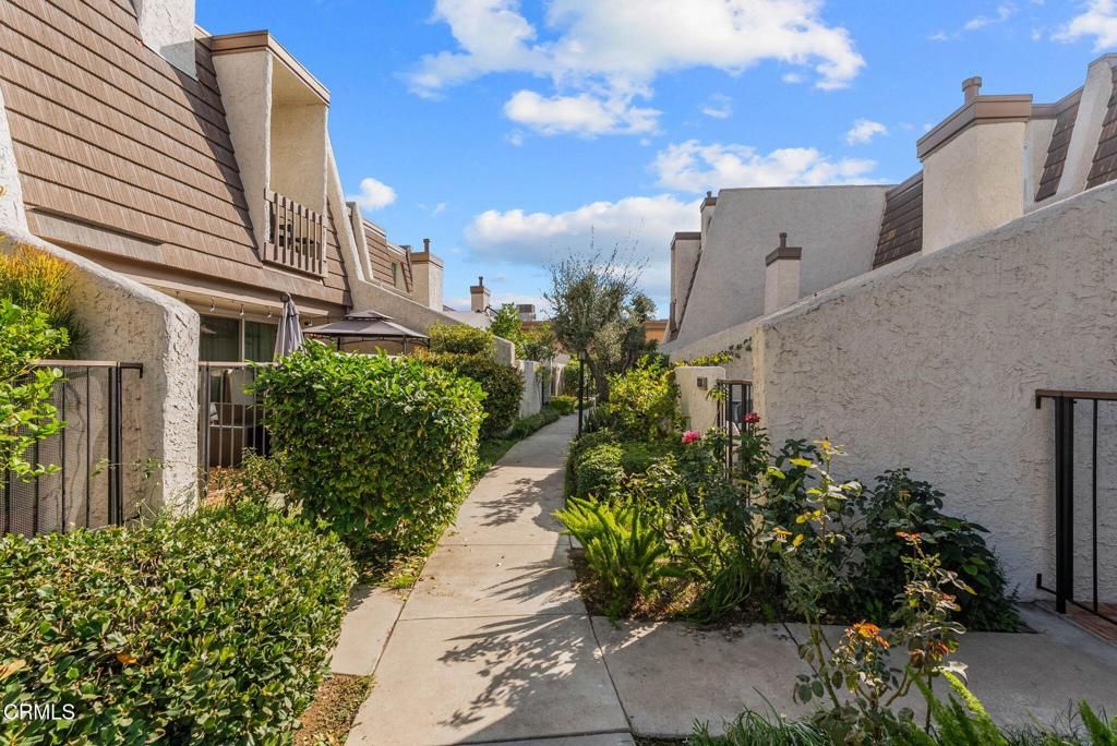 Photo of 18360 Collins Street #L, Tarzana, CA 91356 (MLS # V1-33117)