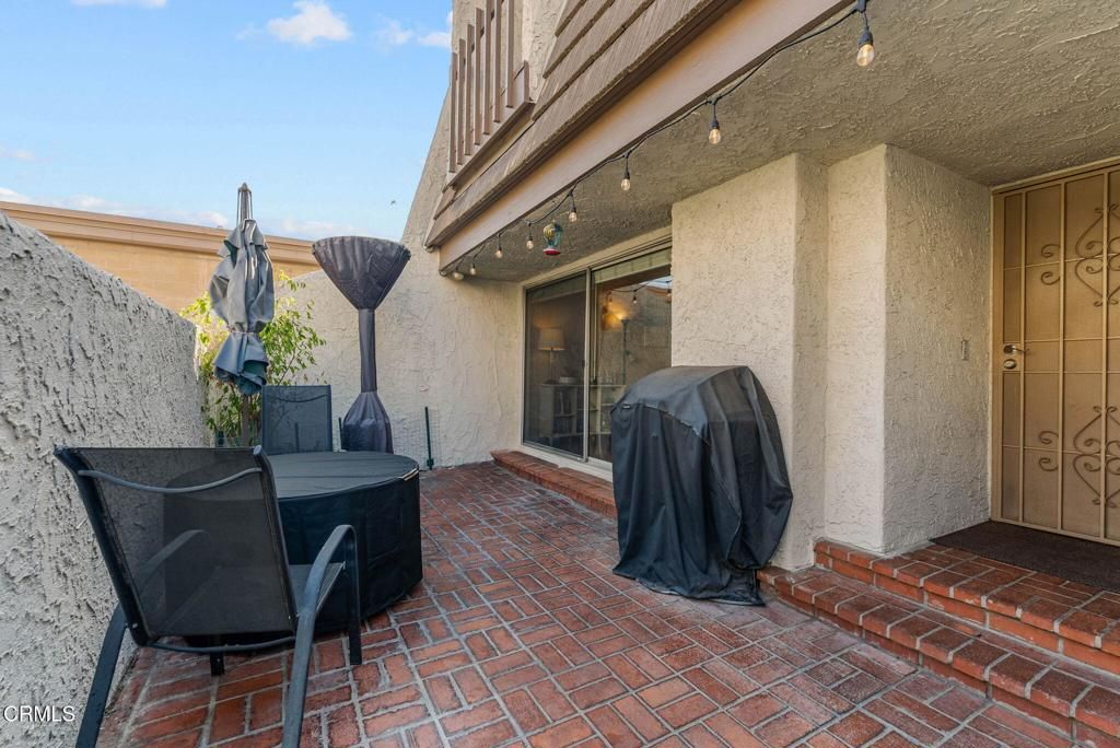 Photo of 18360 Collins Street #L, Tarzana, CA 91356 (MLS # V1-33117)