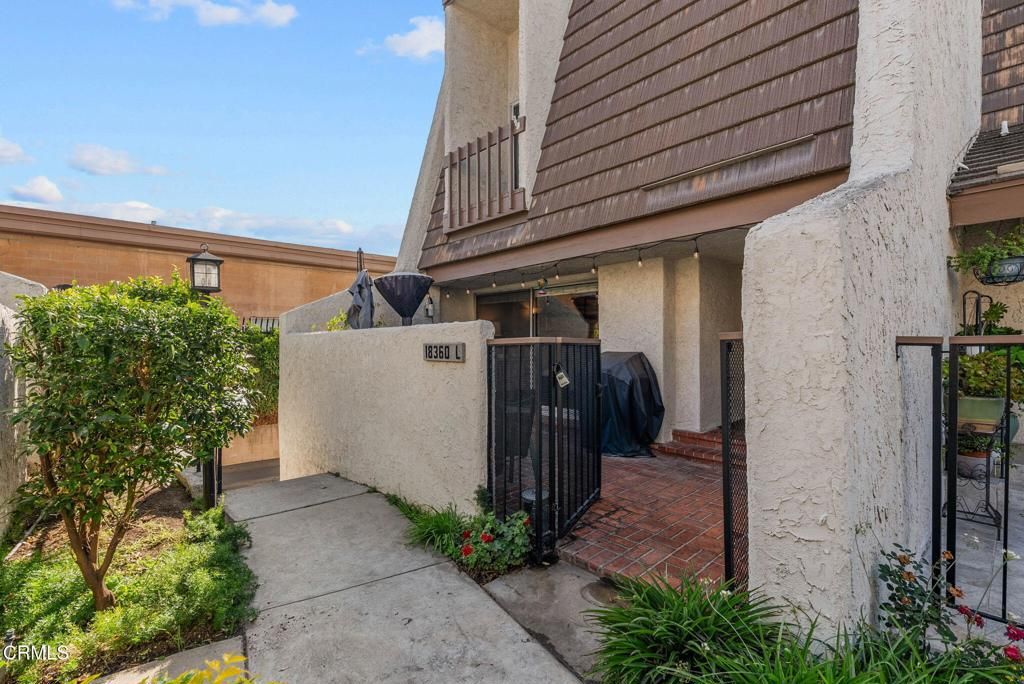 Photo of 18360 Collins Street #L, Tarzana, CA 91356 (MLS # V1-33117)