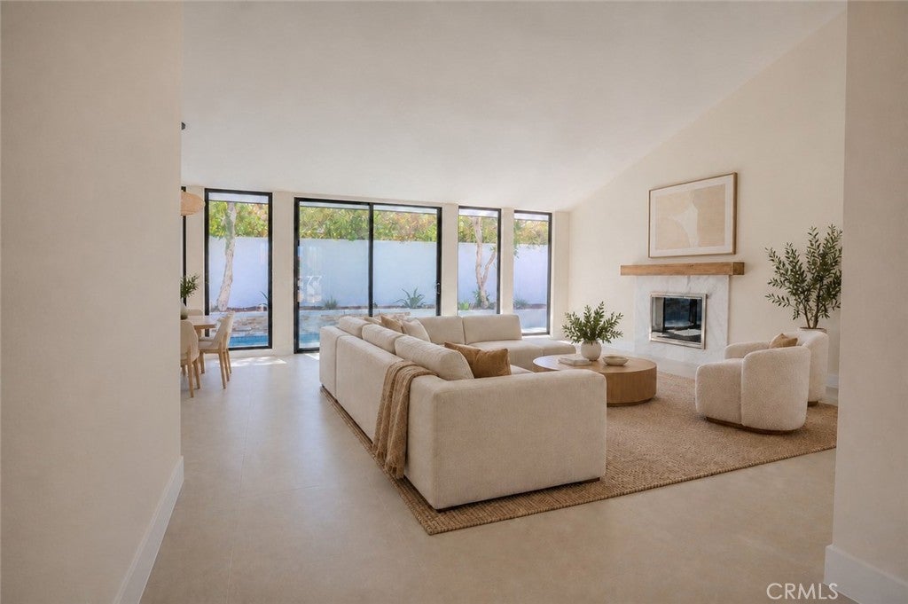 3495 E Loma Vista Circle