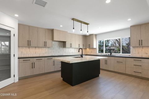 Photo of 32164 Beachlake Lane, Westlake Village, CA 91361 (MLS # 226001452)