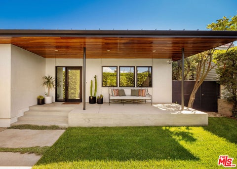 Photo of 870 Rose Avenue, Venice, CA 90291 (MLS # 26998953)