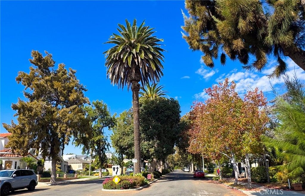 Photo of 3670 Barry Ave, Los Angeles, CA 90066 (MLS # SB25247767)