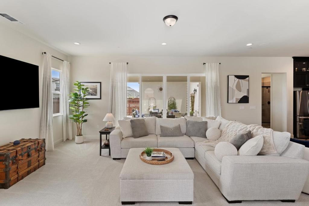 585 Santa Lucia Way