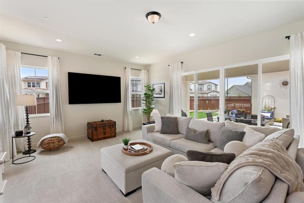 585 Santa Lucia Way