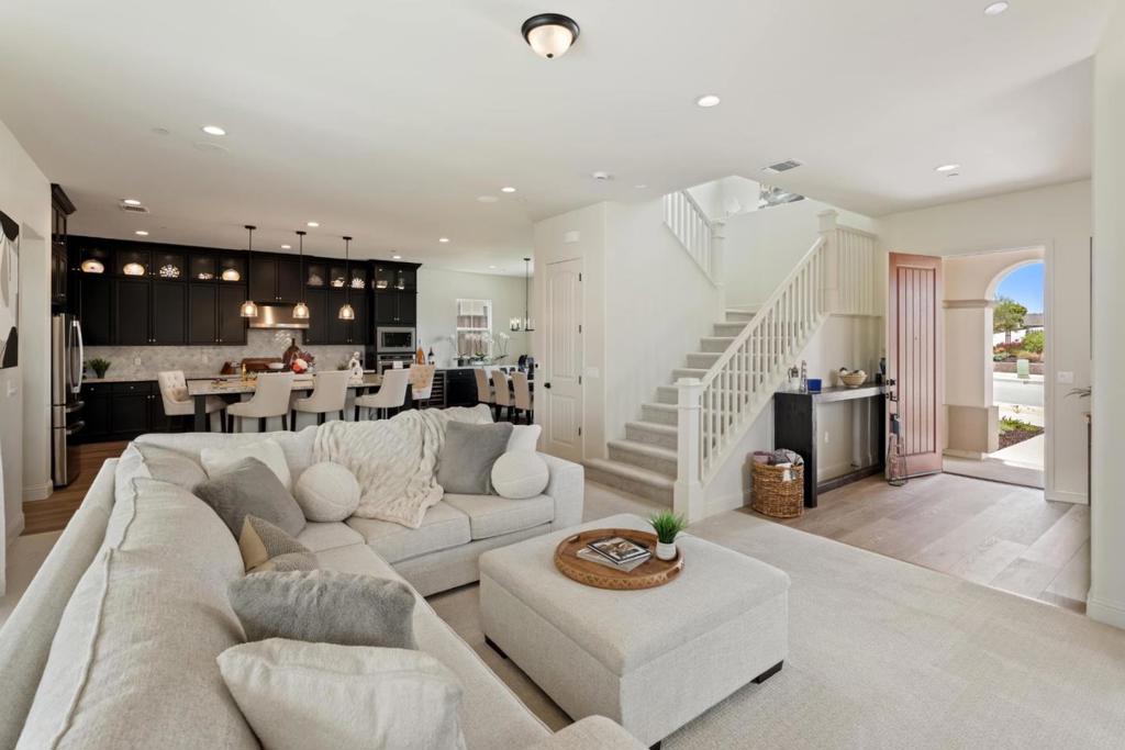 585 Santa Lucia Way