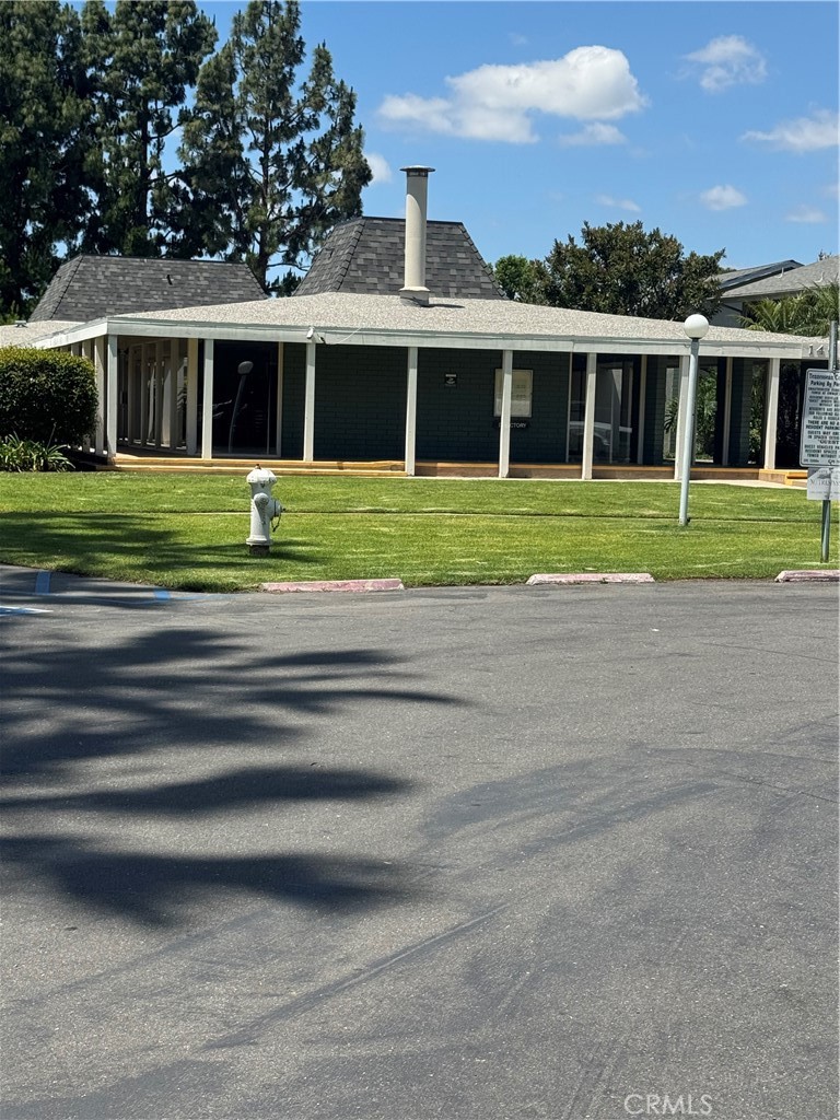 1404 N Tustin Avenue N Y3