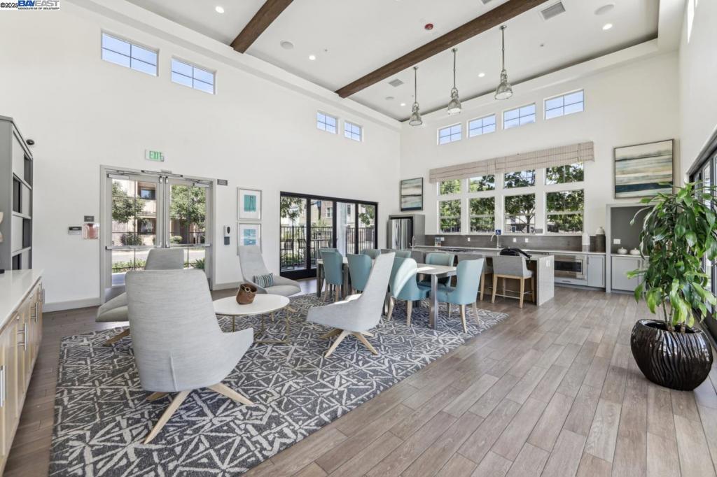 TOWN SQUARE - Residential