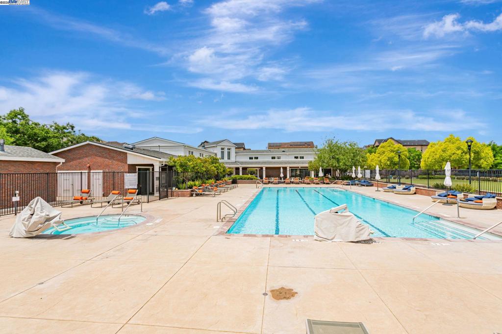 TOWN SQUARE - Residential