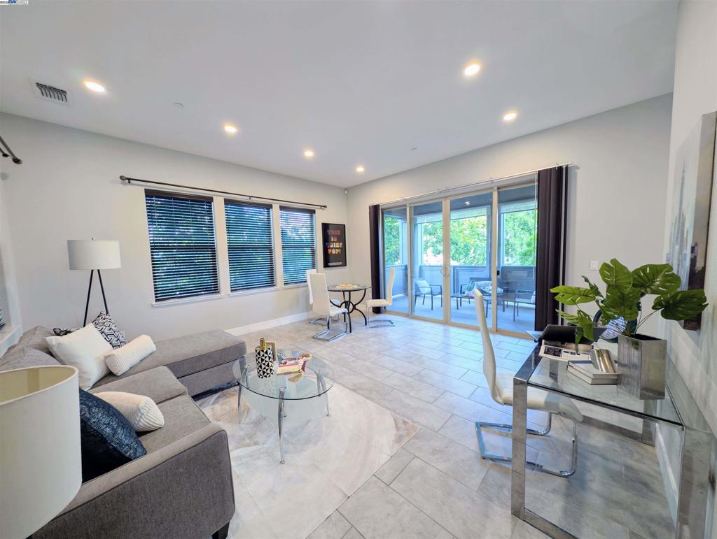 TOWN SQUARE - Residential