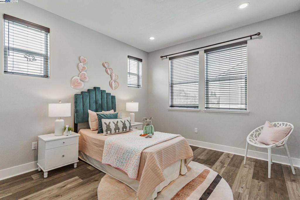 TOWN SQUARE - Residential