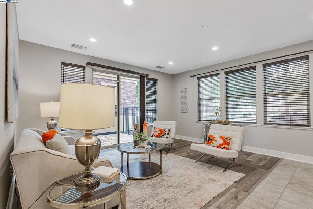 TOWN SQUARE - Residential