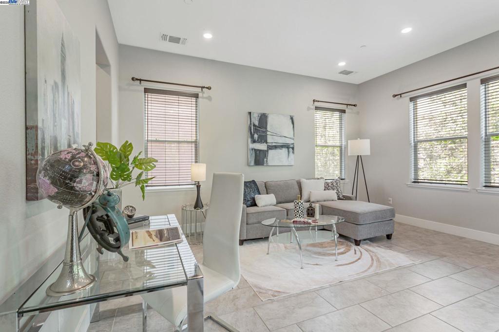 TOWN SQUARE - Residential