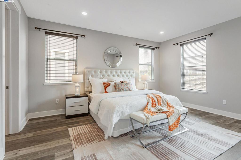 TOWN SQUARE - Residential