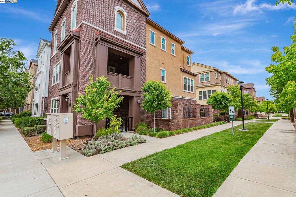 TOWN SQUARE - Residential