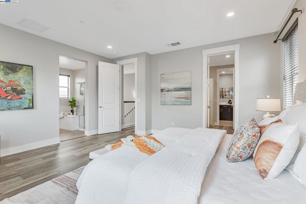 TOWN SQUARE - Residential