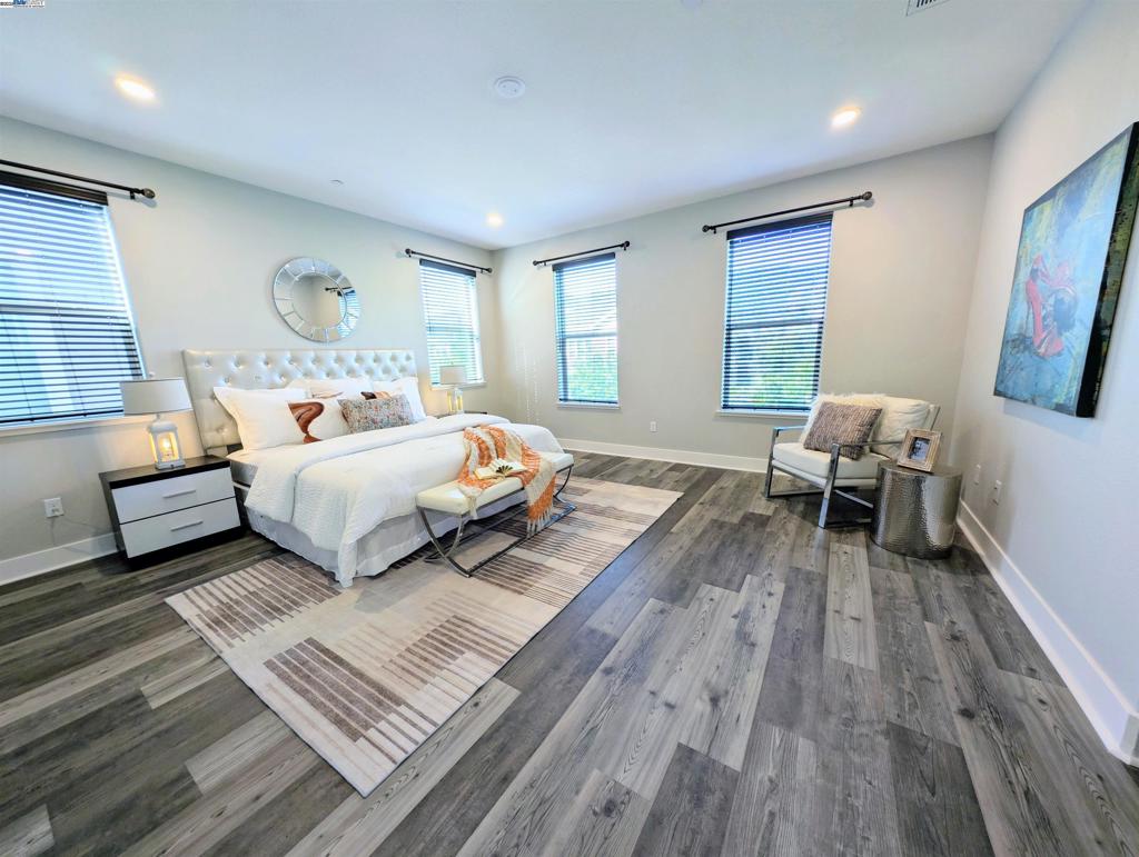 TOWN SQUARE - Residential