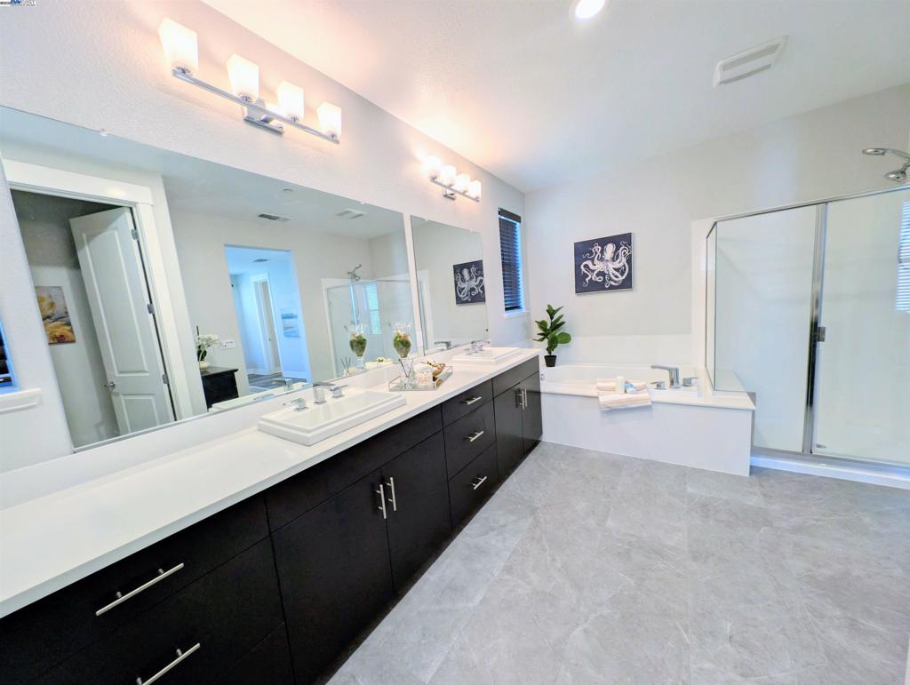 TOWN SQUARE - Residential