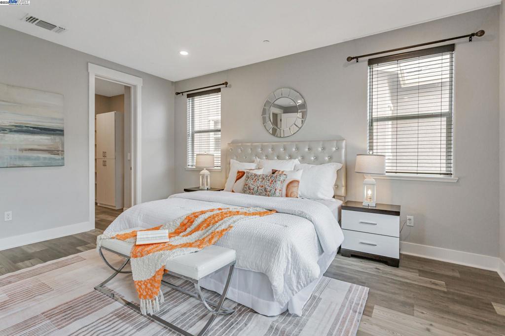 TOWN SQUARE - Residential