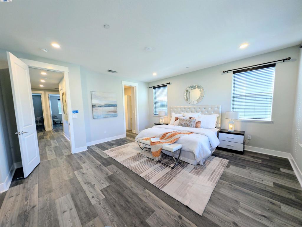 TOWN SQUARE - Residential