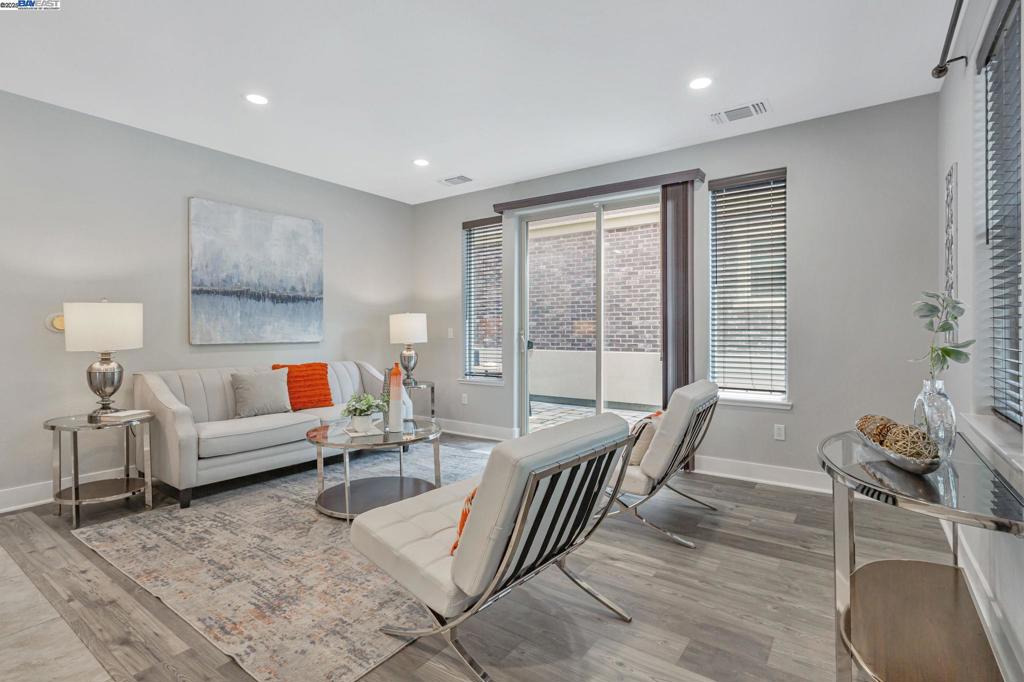 TOWN SQUARE - Residential