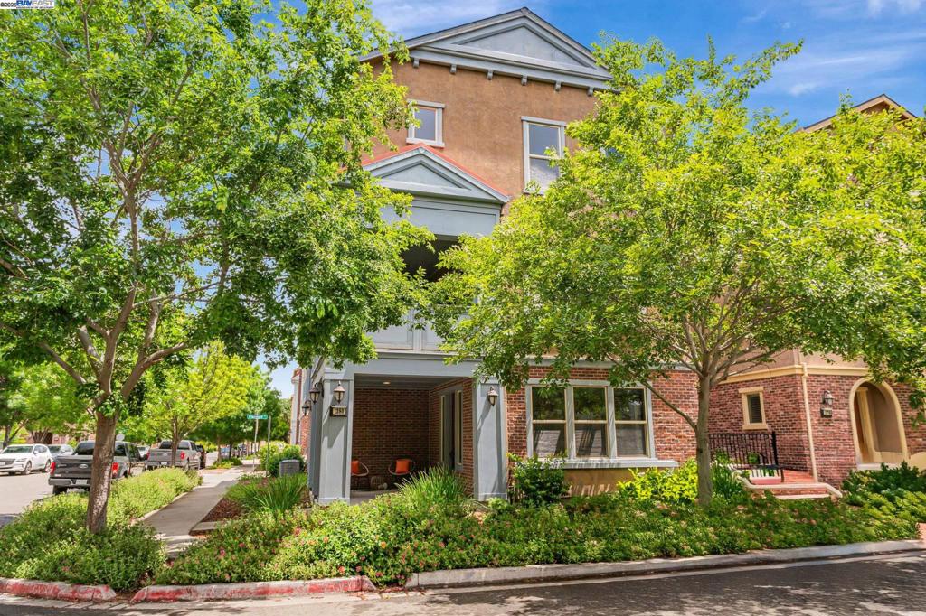 TOWN SQUARE - Residential