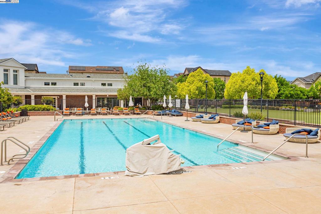 TOWN SQUARE - Residential