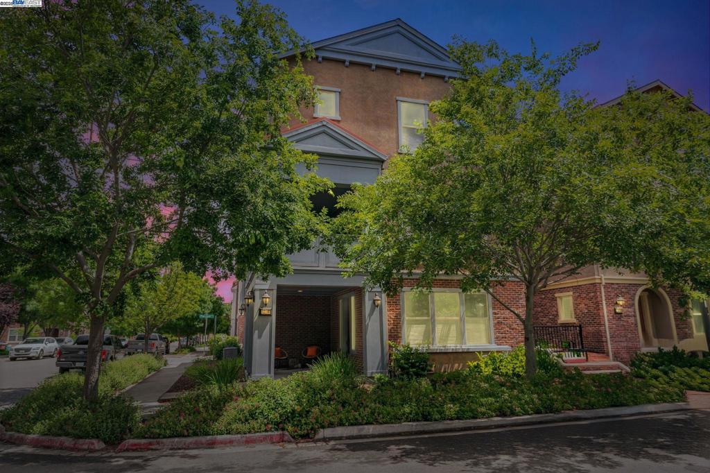 TOWN SQUARE - Residential