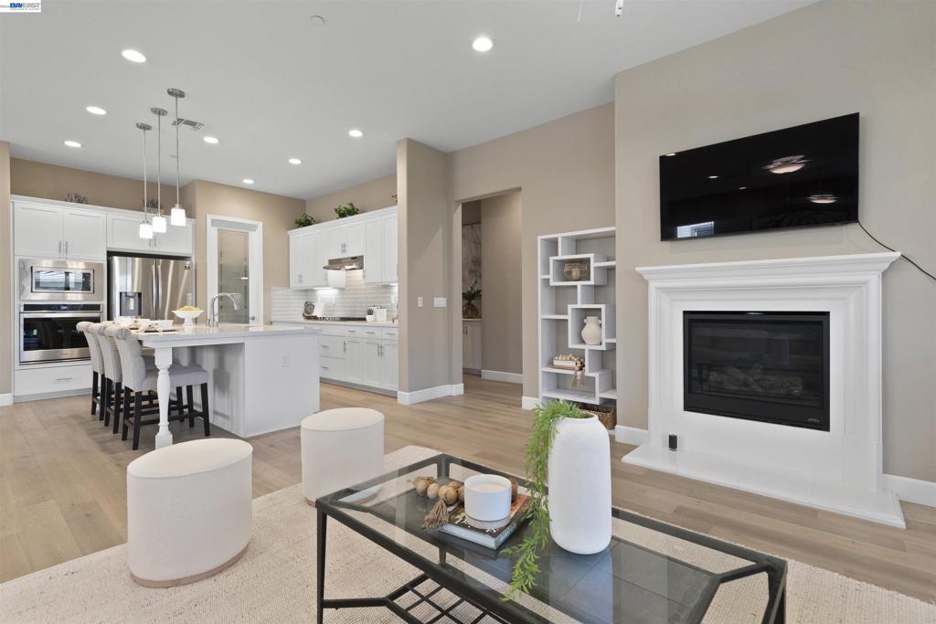7143 Lakehead Way