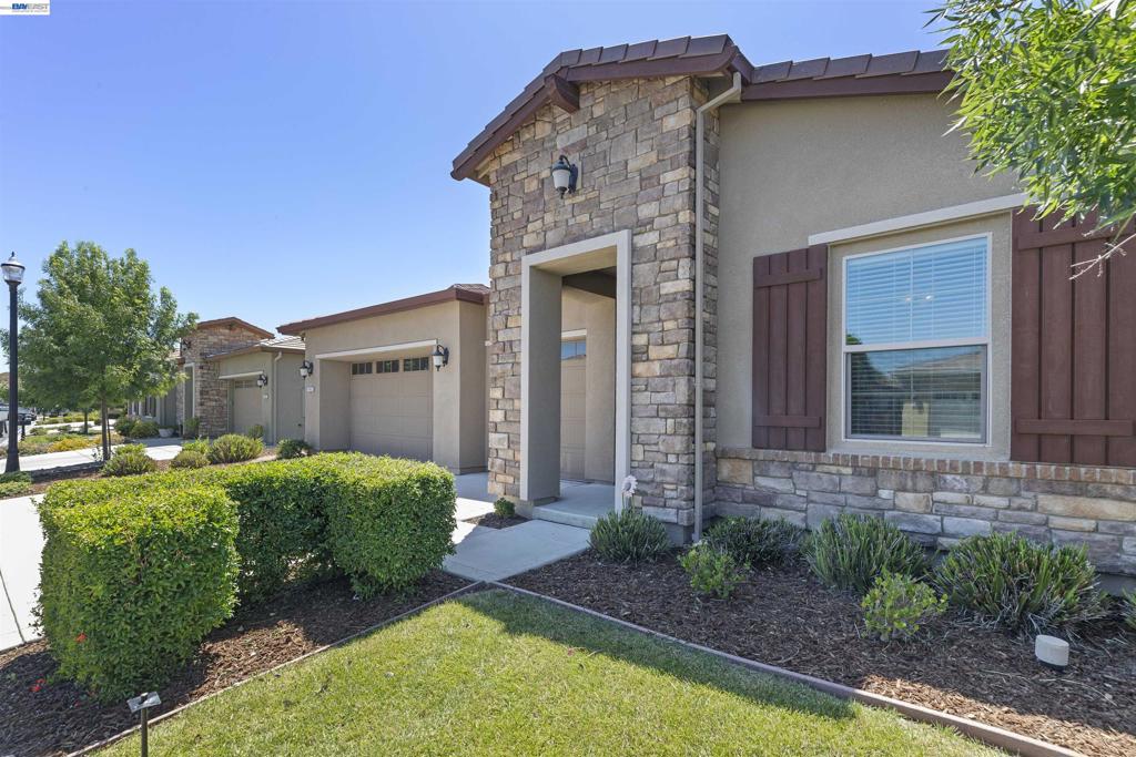 7143 Lakehead Way