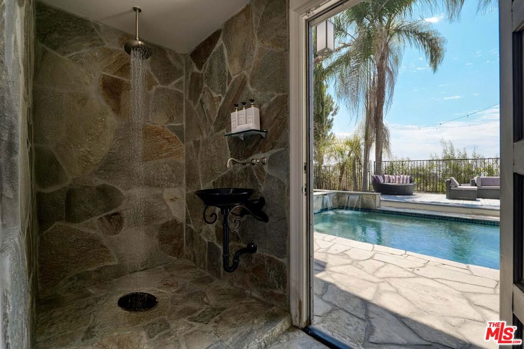 7218 Mulholland Drive