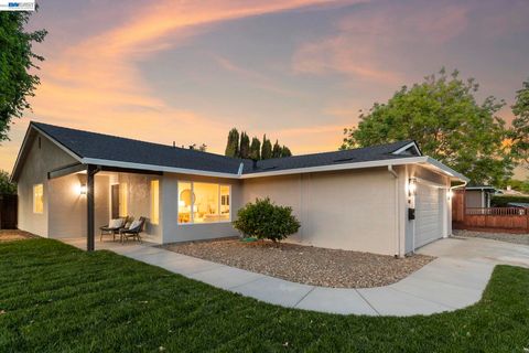 Photo of 481 Swallow Ct, Livermore, CA 94551 (MLS # 41130092)