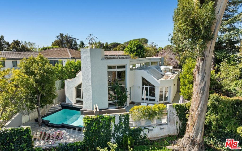 Photo of 12316 16th Helena Drive, Los Angeles, CA 90049 (MLS # 26645917)