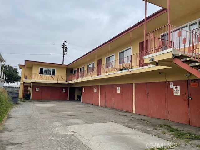 10 Units in Southgate, Bringing a great reposition opportunity to market in Southgate. This 10-unit property is located in a solid rental area,
and though current rents are below market, there’s significant room for rent increases.
With the right updates and repositioning, this property is primed for higher income and long-term appreciation.
Strong rental demand in the area. Perfect for your investor looking for cash flow growth through light renovations or better management.
OR Great opportunity for someone who wants buy and hold,
