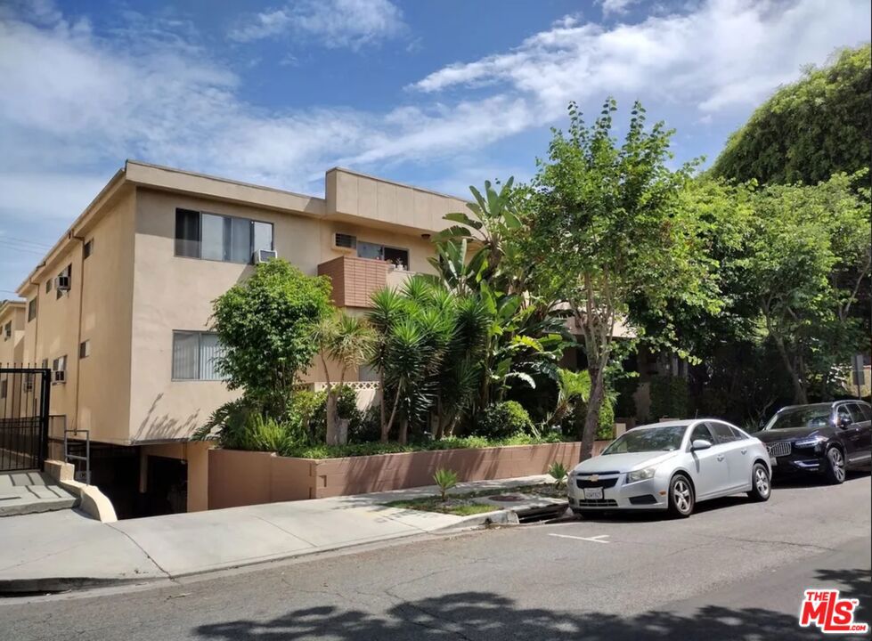 Stylish and beautiful 2 bedrooms & 2 baths apartment, renovated, prime location in West Hollywood. This apartment features sleek flooring, and fresh paint. 2 parking spots. Located just steps away from cafes, not rated restaurants, walkable neighborhood.