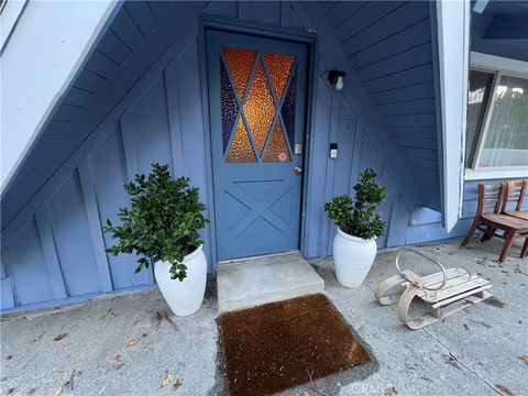 Photo of 253 La Casita Spur, Twin Peaks, CA 92391 (MLS # CV25266033)