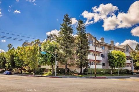 Photo of 14050 Magnolia Boulevard, Sherman Oaks, CA 91423 (MLS # SR26121475)