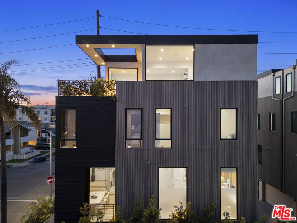 Photo of 1704 Granville Avenue, Los Angeles, CA 90025 (MLS # 26837637)