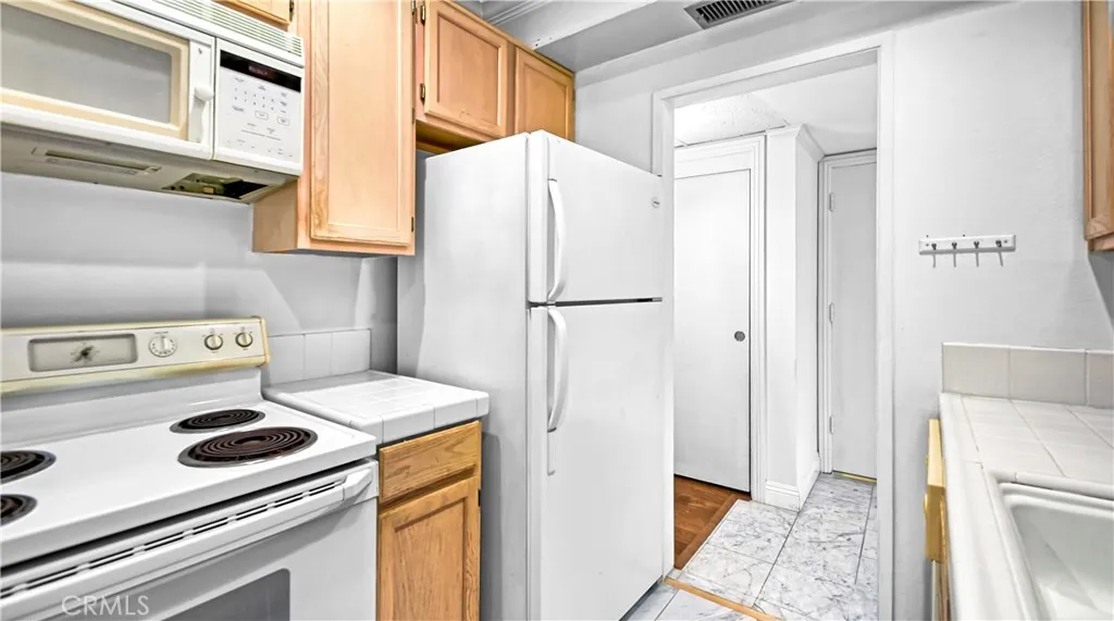 Pasadena, California 91101, United States, 1 Bedroom Bedrooms, ,1 BathroomBathrooms,Residential,Active,250737