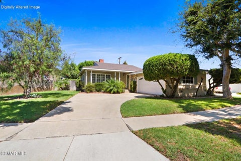Photo of 6801 E Lees Way, Long Beach, CA 90815 (MLS # 226004325)