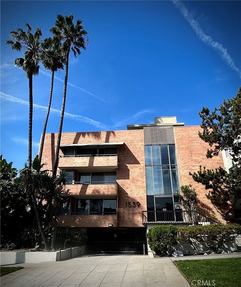 Photo of 1539 N Laurel Ave #101, Los Angeles, CA 90046 (MLS # SR26031228)