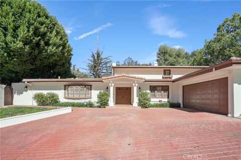 Photo of 15815 Castlewoods Drive, Sherman Oaks, CA 91403 (MLS # SR26042549)