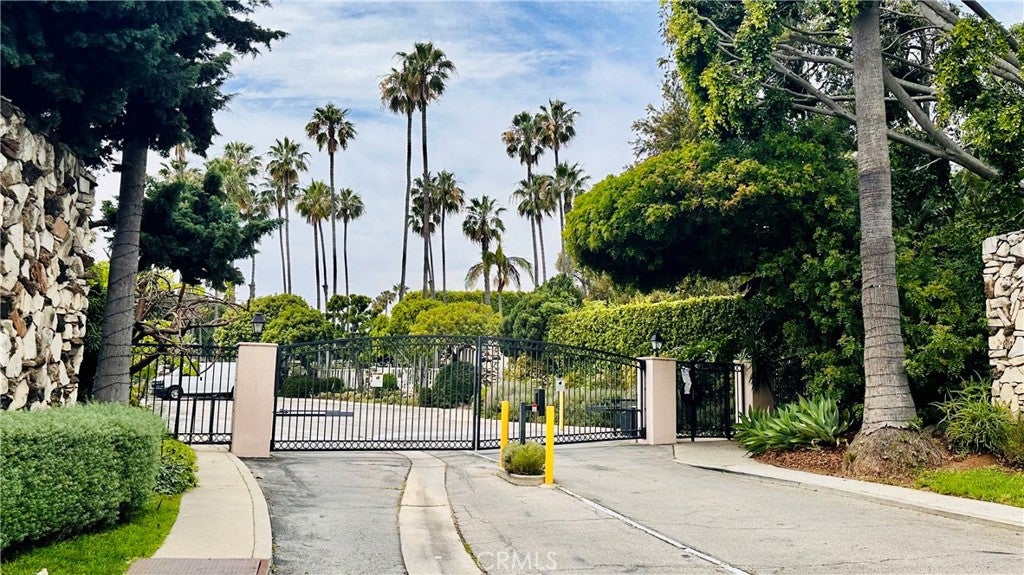 Photo of 239 S Barrington Avenue #F8, Los Angeles, CA 90049 (MLS # TR26074246)