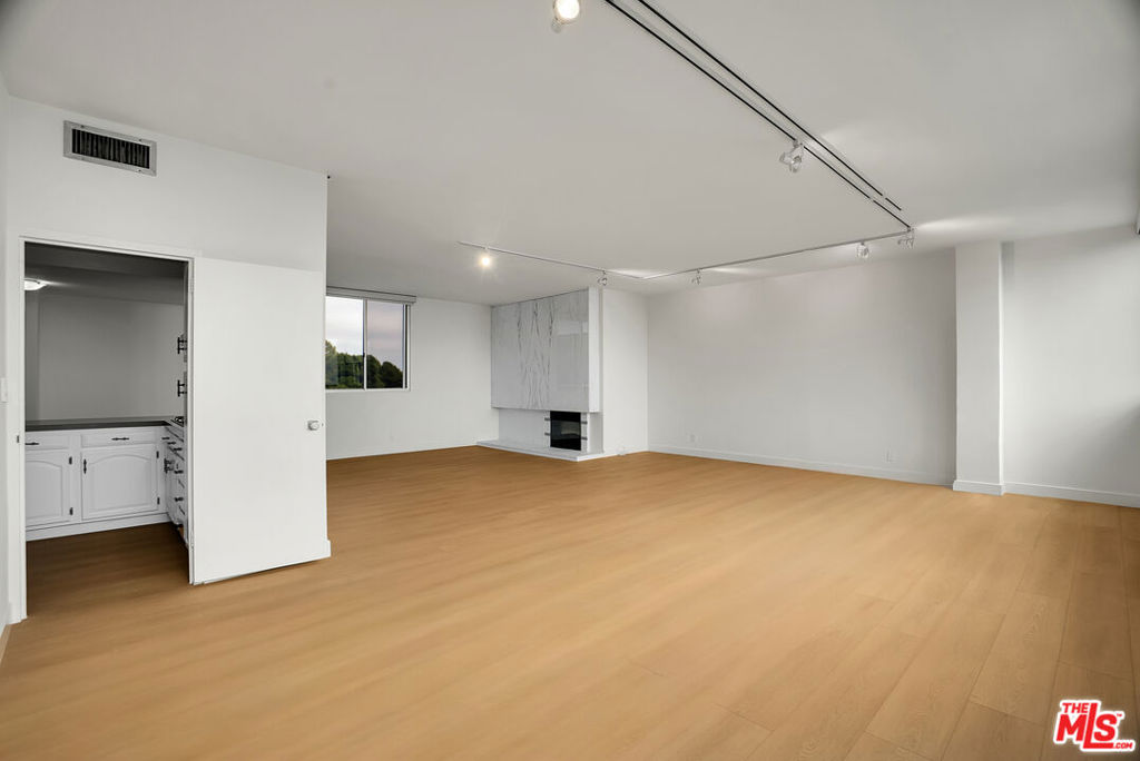 17352 W Sunset Boulevard 606