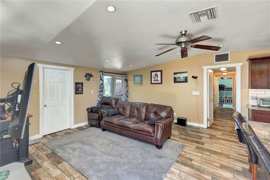 1252 E Walnut