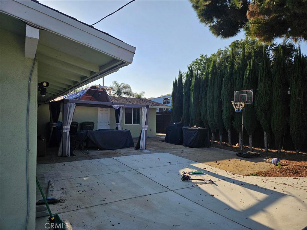 1252 E Walnut