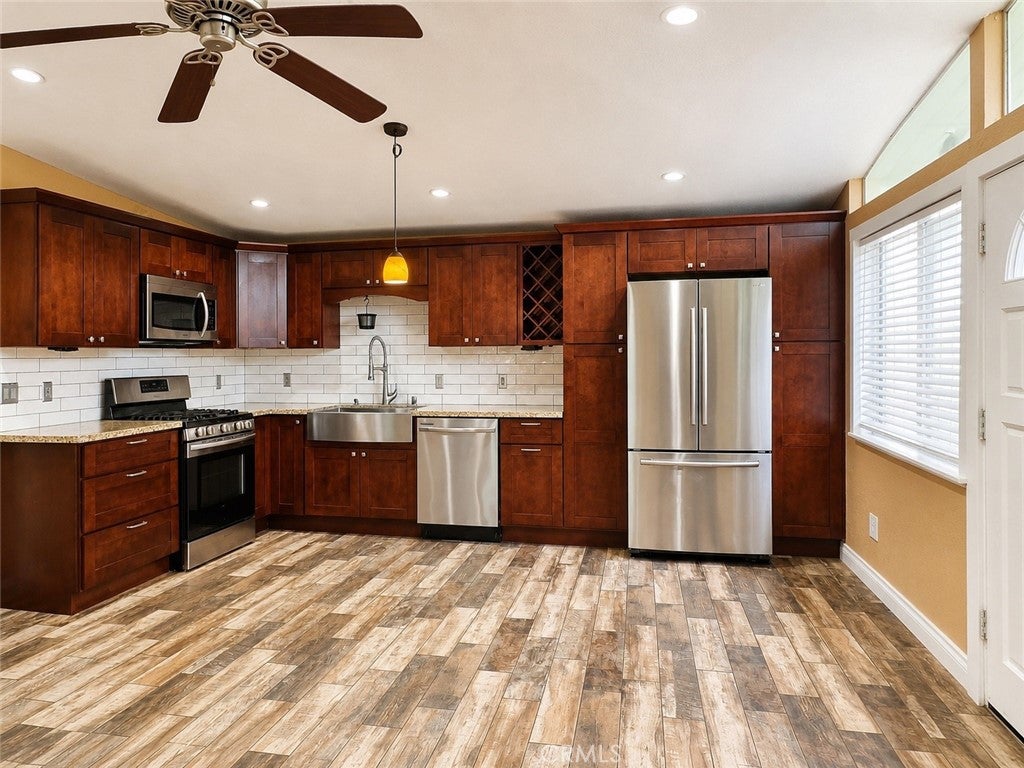 1252 E Walnut