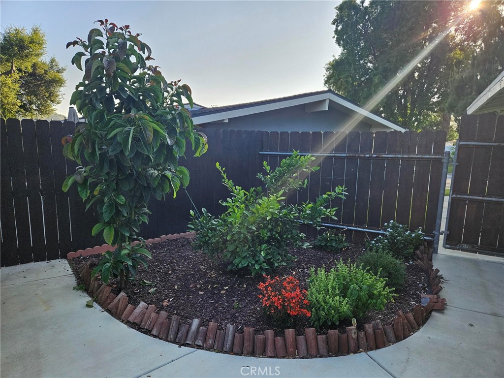 1252 E Walnut
