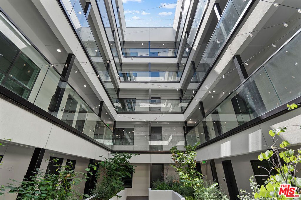 Photo of 321 S Oxford Avenue #405, Los Angeles, CA 90010 (MLS # 26641593)