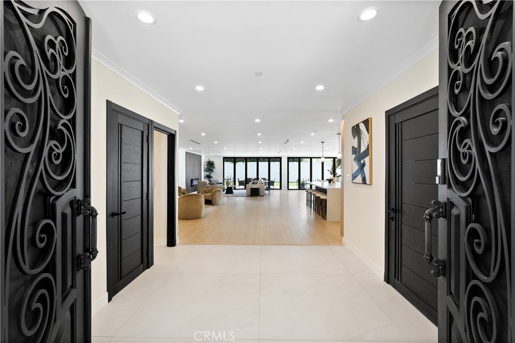 16158 Magnolia Boulevard
